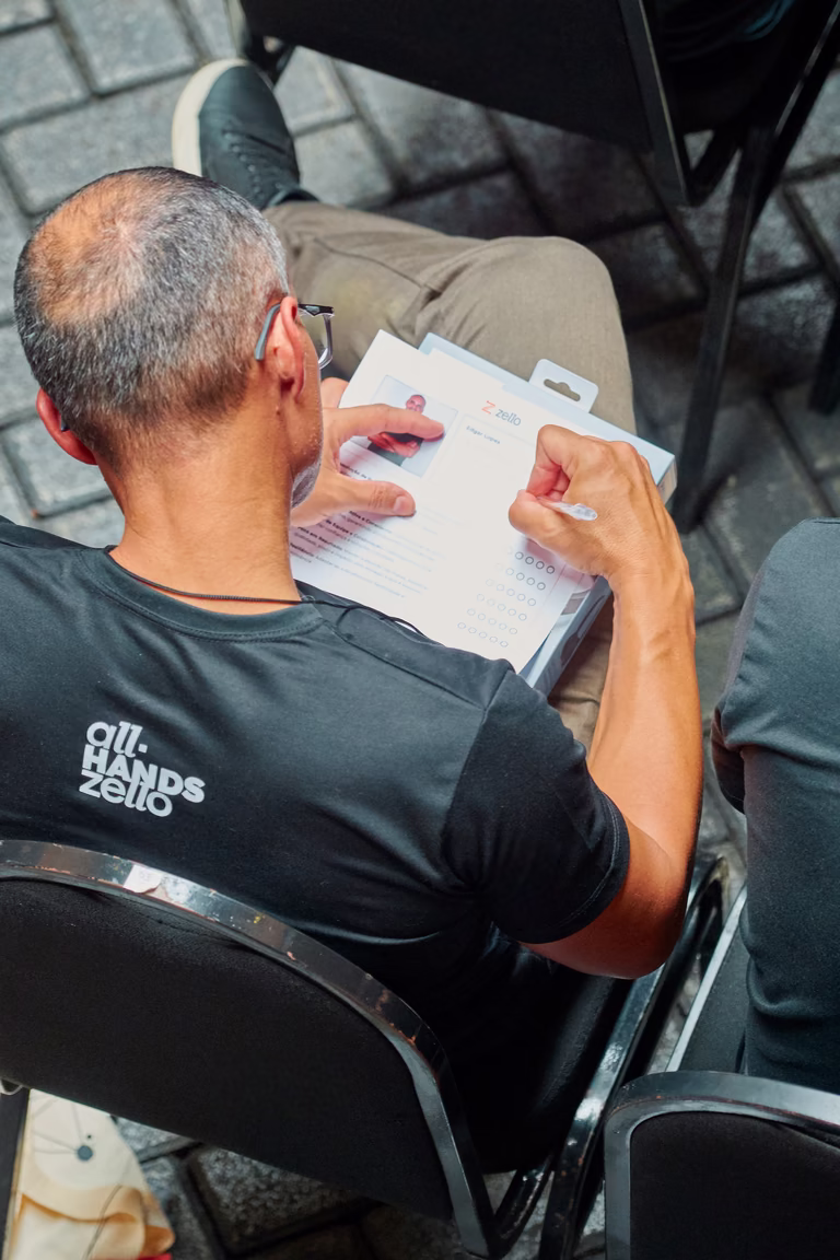 Participante registra ideias durante uma atividade no Softown.