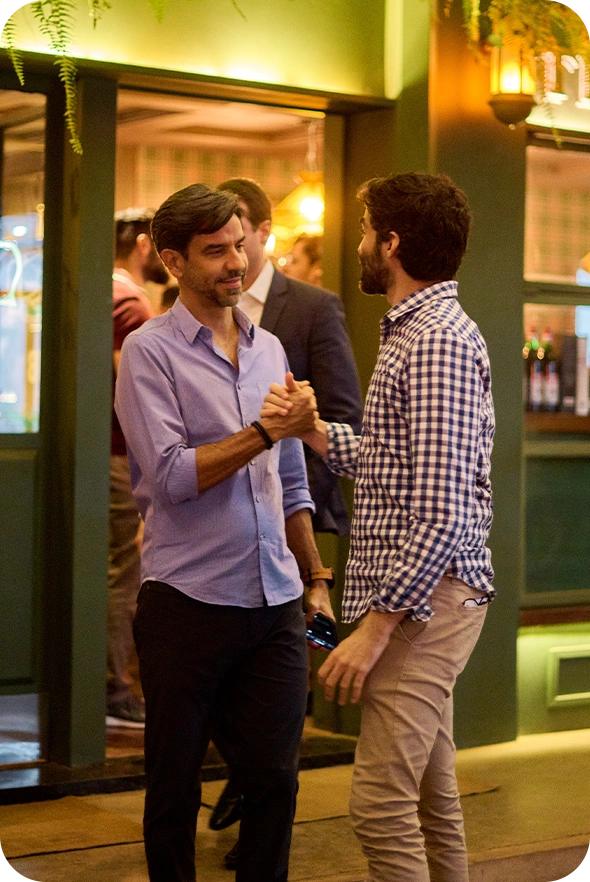 Duas pessoas conversando em um encontro na Softown.